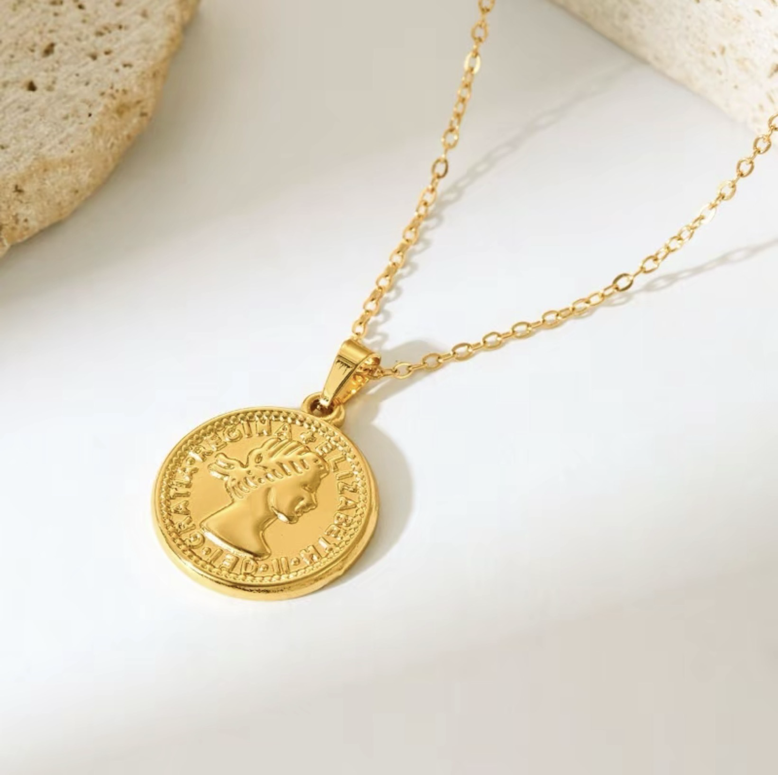 สร้อยคอเหรียญราชินีวินเทจ | Vintage Queen Coin Necklace