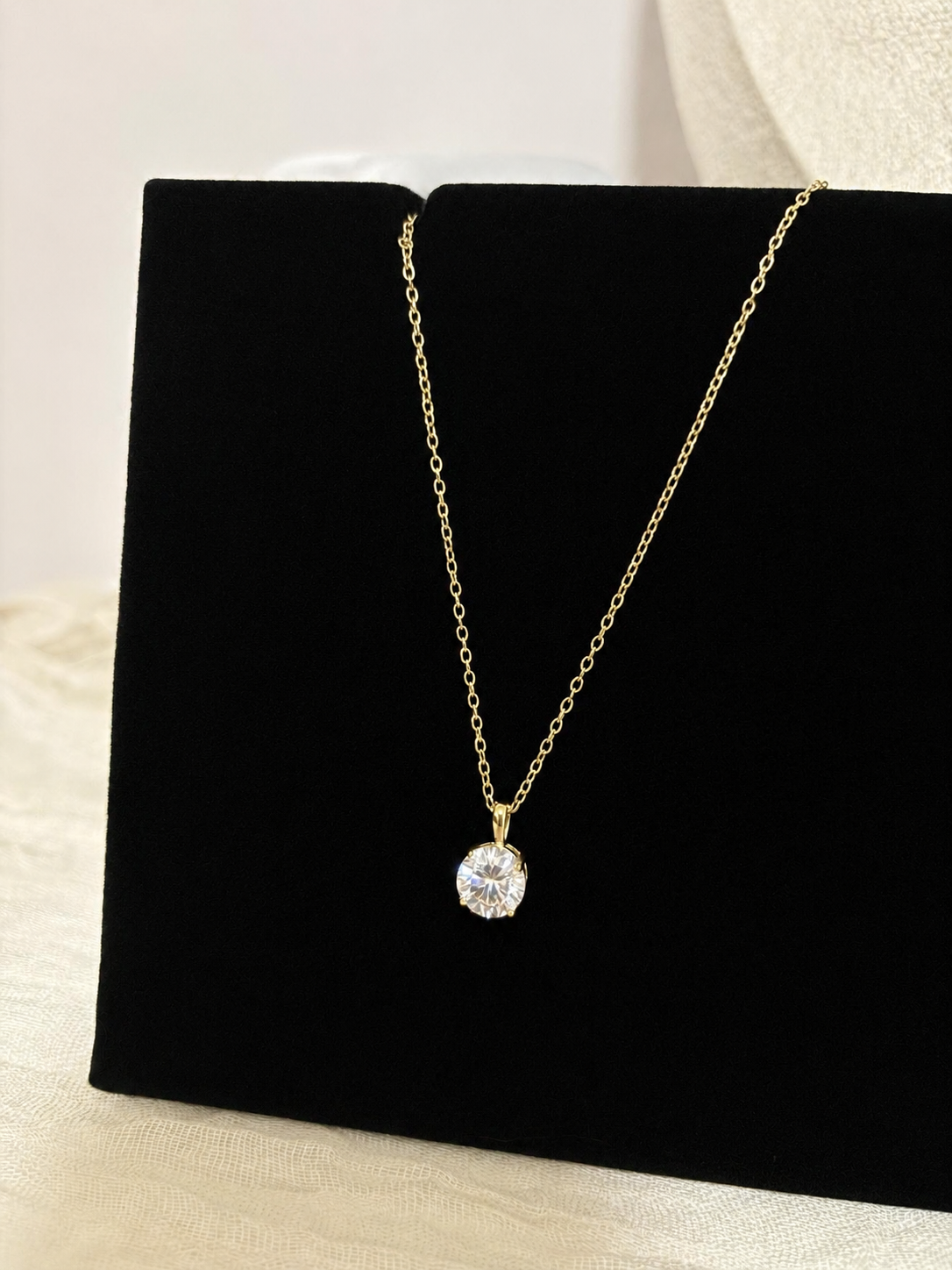 สร้อยคอเพชรกลมสีทอง | Golden Solitaire Crystal Necklace