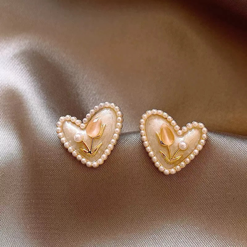 Pearl Tulip Heart Earrings | ต่างหูหัวใจดอกทิวลิป