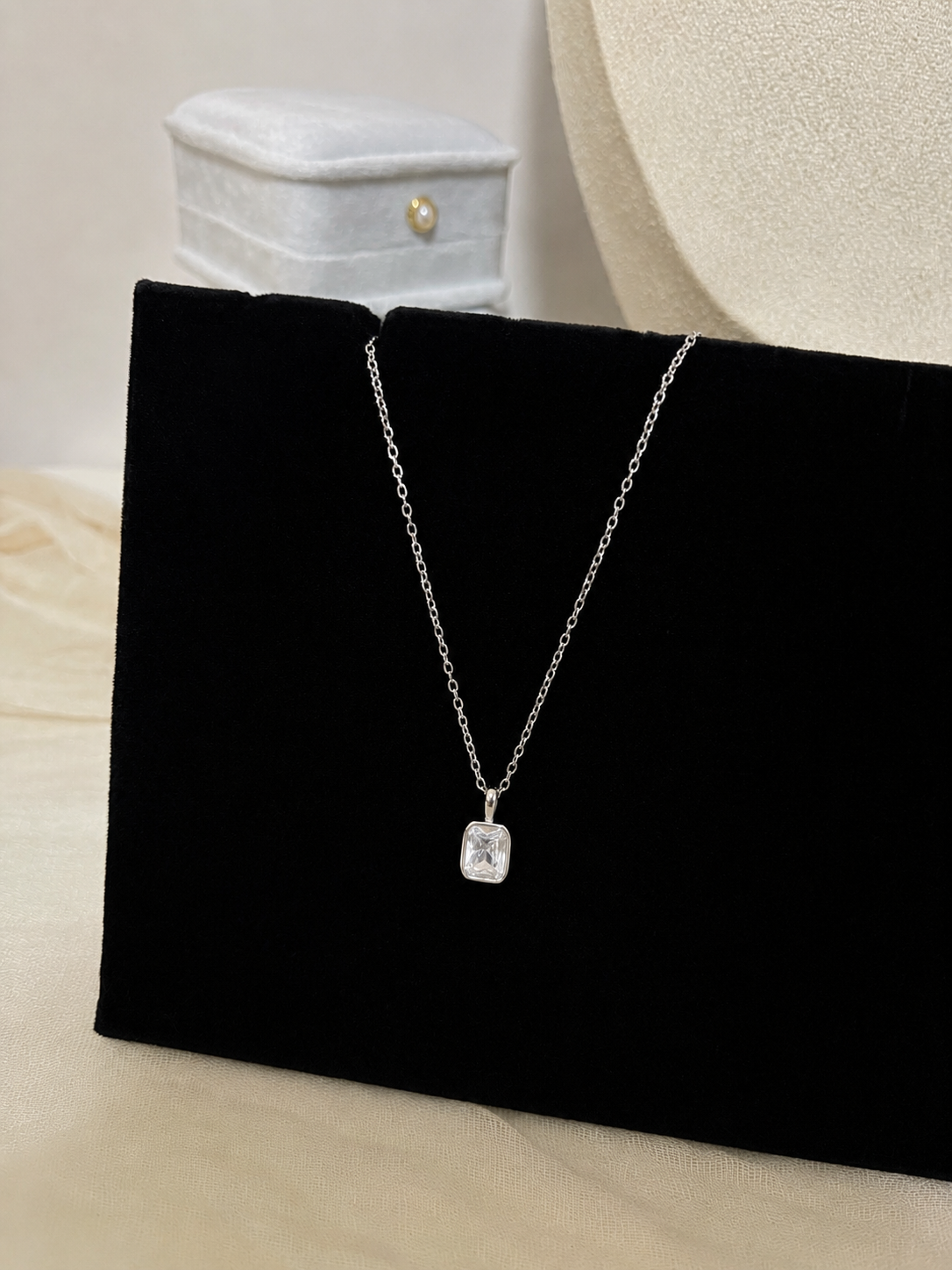 Silver Crystal Pendant Necklace | สร้อยคอจี้คริสตัลสีเงิน — 2