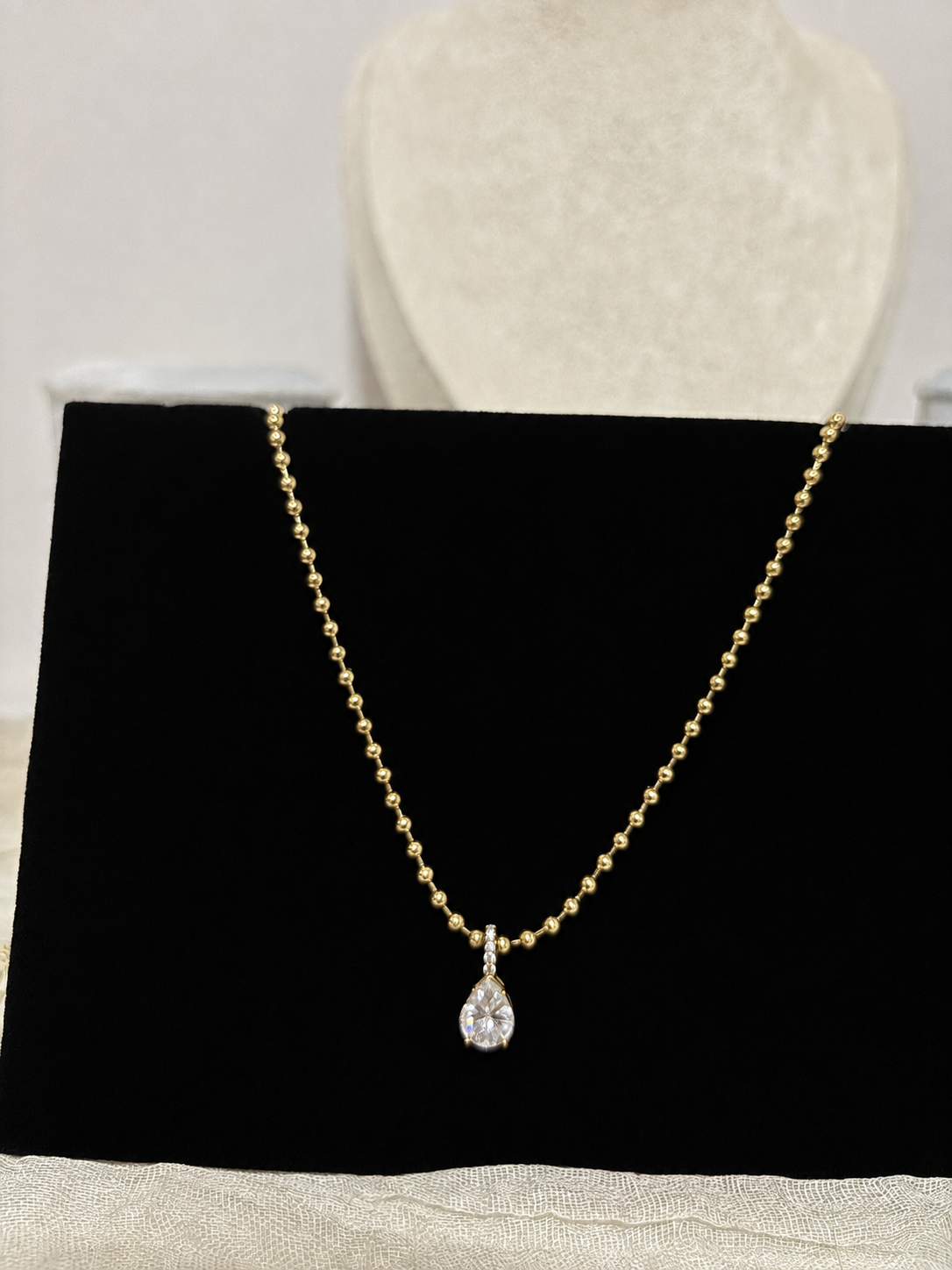 Gold Teardrop Crystal Necklace | สร้อยคอคริสตัลหยดน้ำสีทอง (free gift jewelry box)