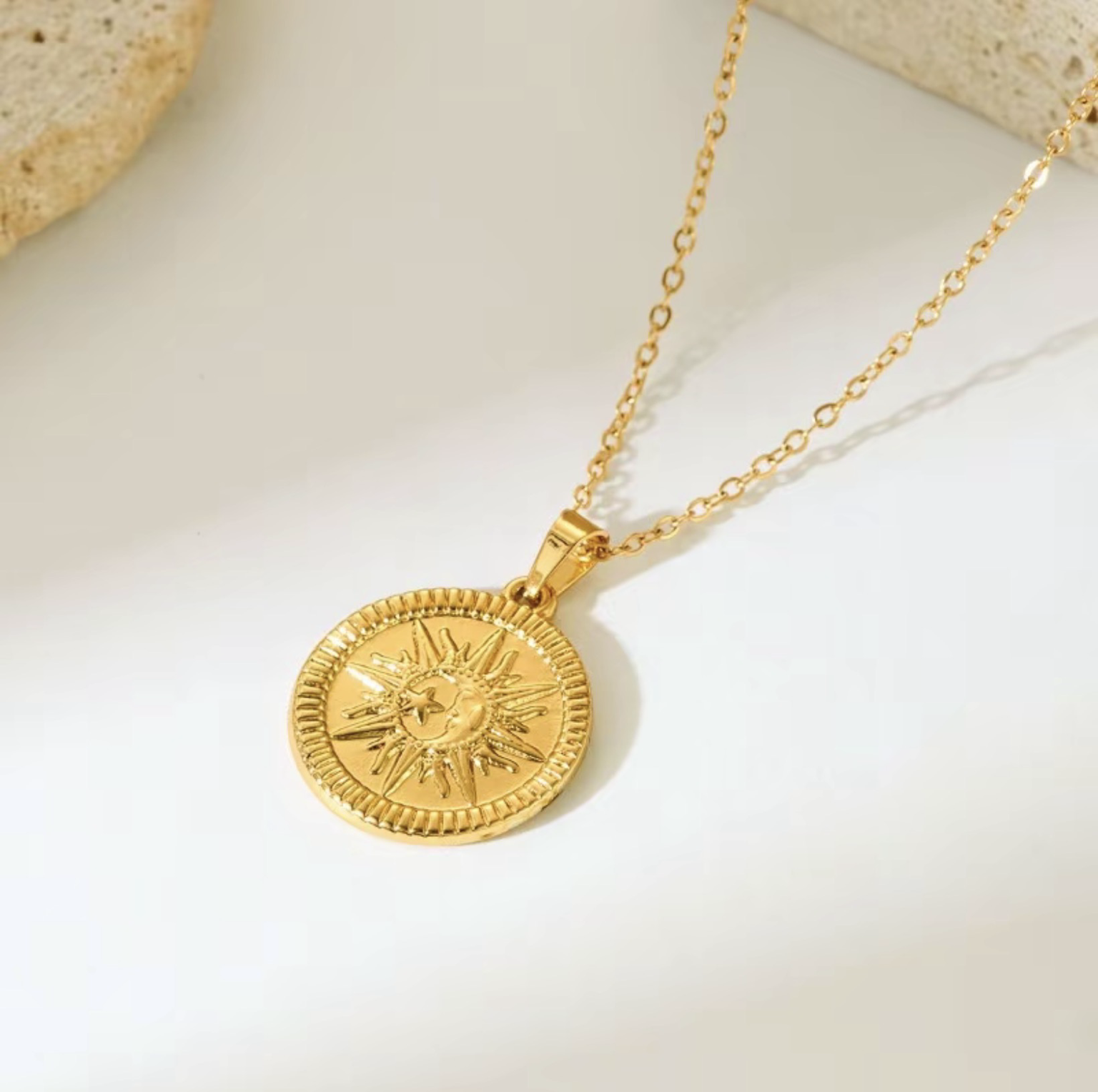 สร้อยคอเหรียญพระอาทิตย์และพระจันทร์ | Sun & Moon Medallion Necklace