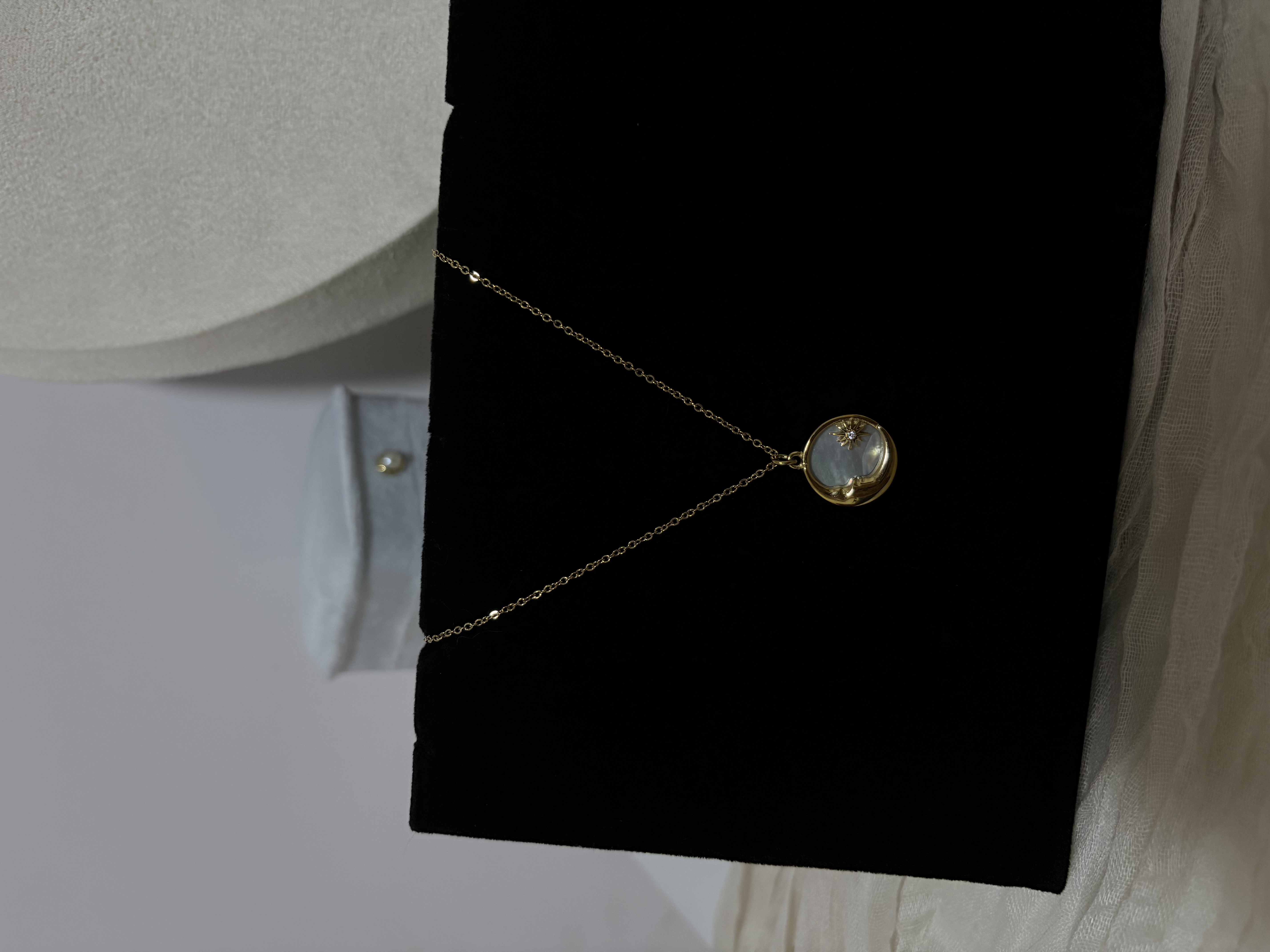 สร้อยจี้พระอาทิตย์มุกสีทอง | Golden Sun Pearl Pendant Necklace