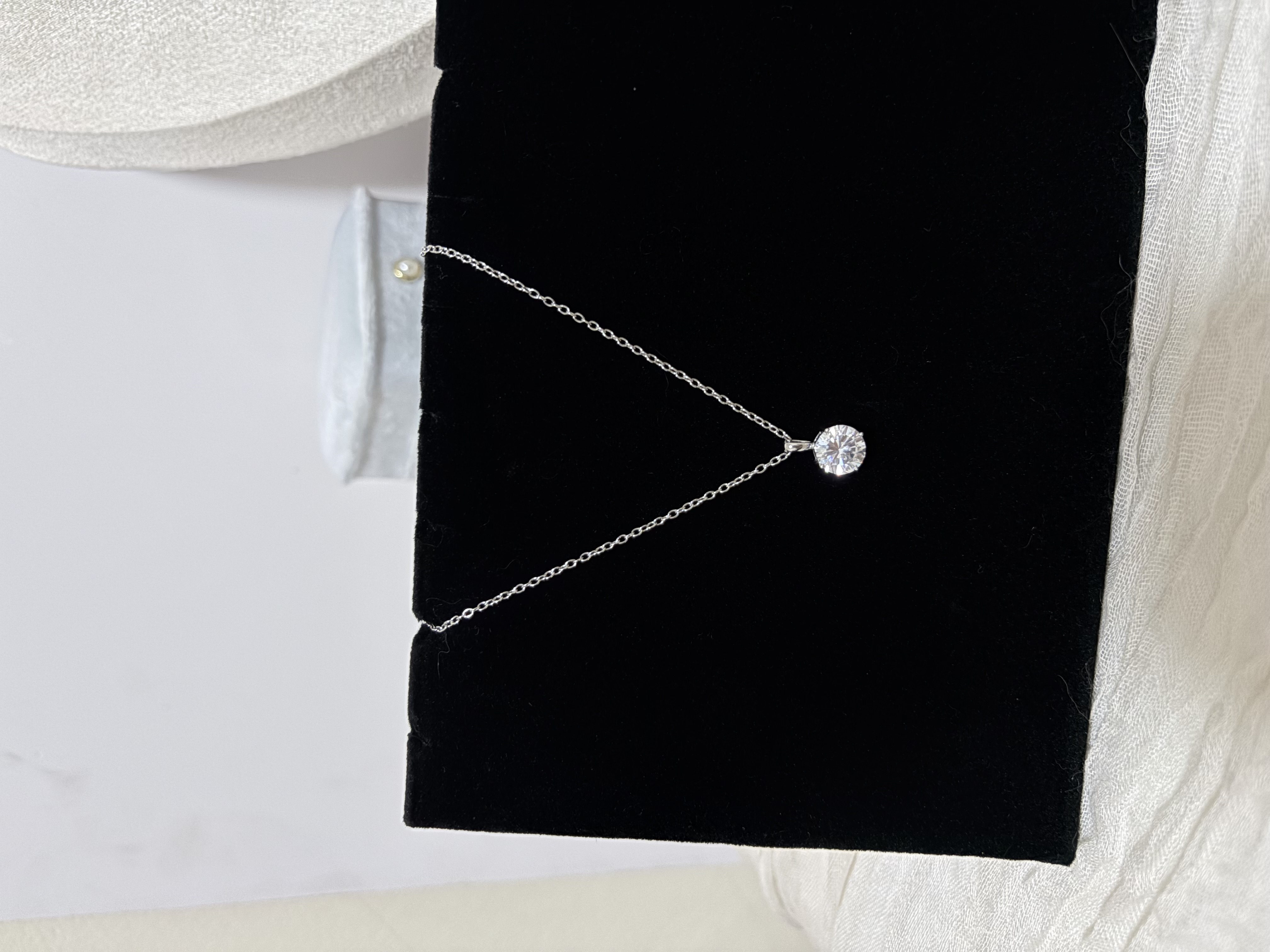 สร้อยคอเพชรกลมคลาสสิก | Classic Solitaire Crystal Necklace