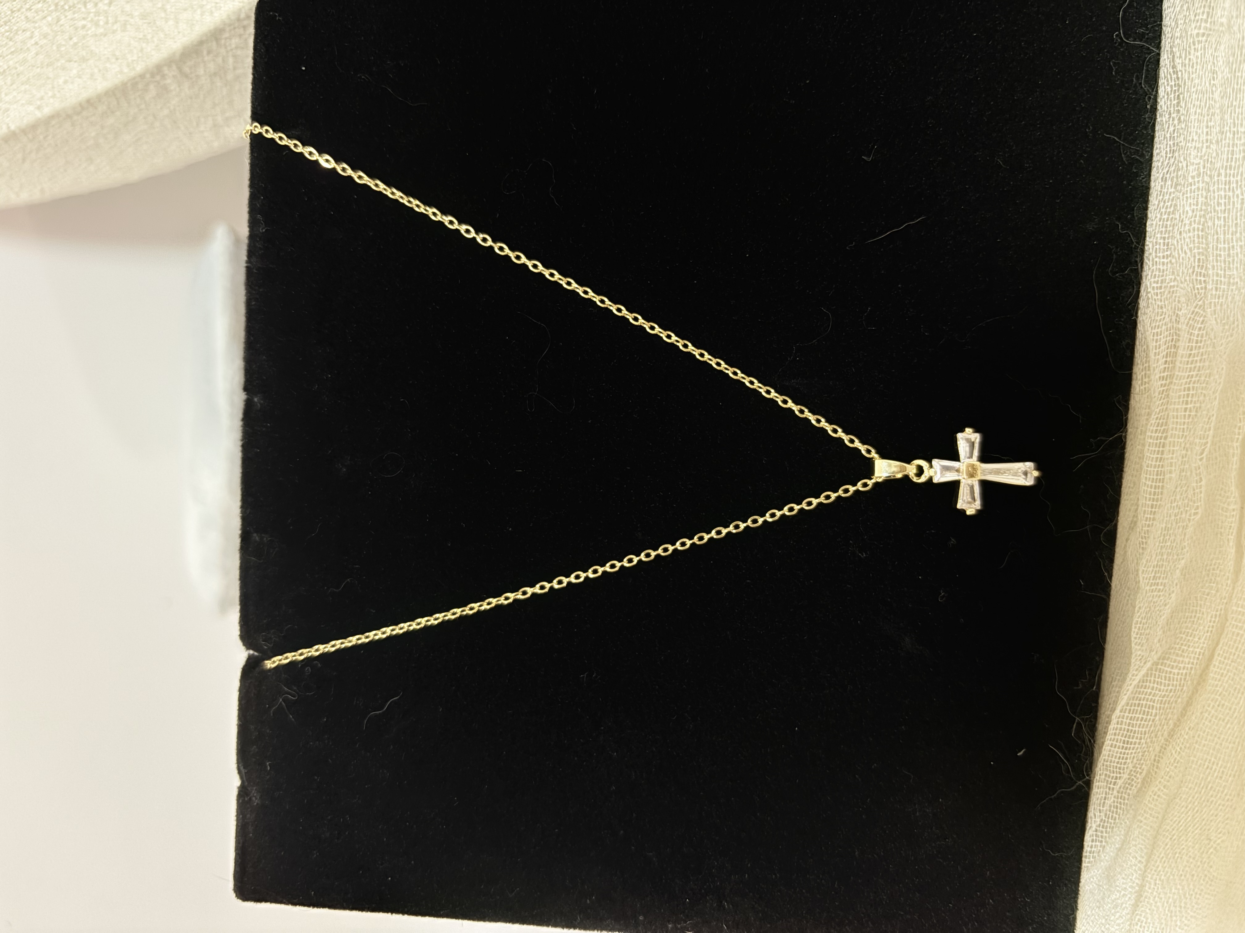 olden Crystal Cross Necklace | สร้อยคอจี้ไม้กางเขนคริสตัลสีทอง