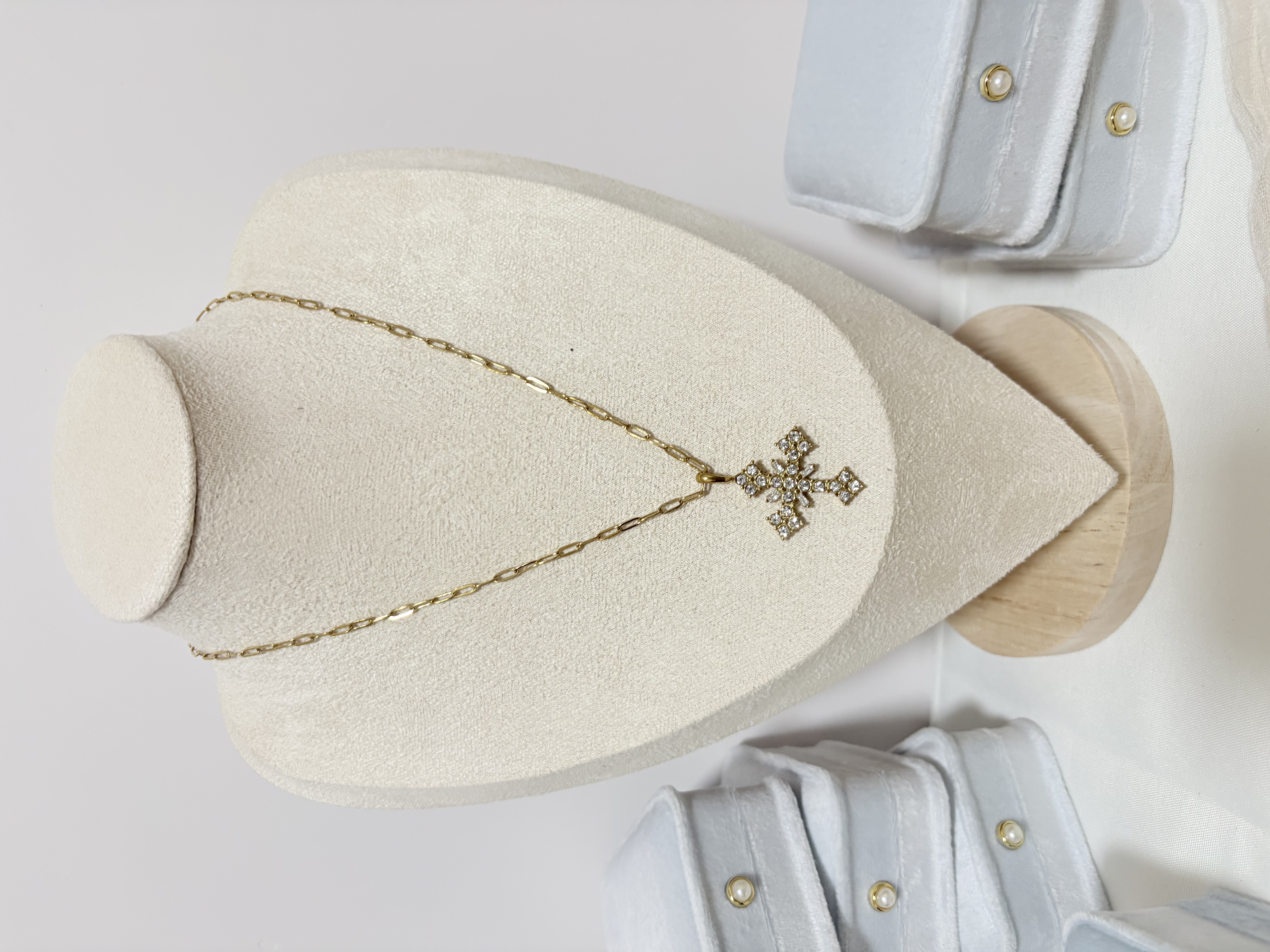 Crystal Cross Gold Necklace | สร้อยคอจี้ไม้กางเขนคริสตัลสีทอง — 3