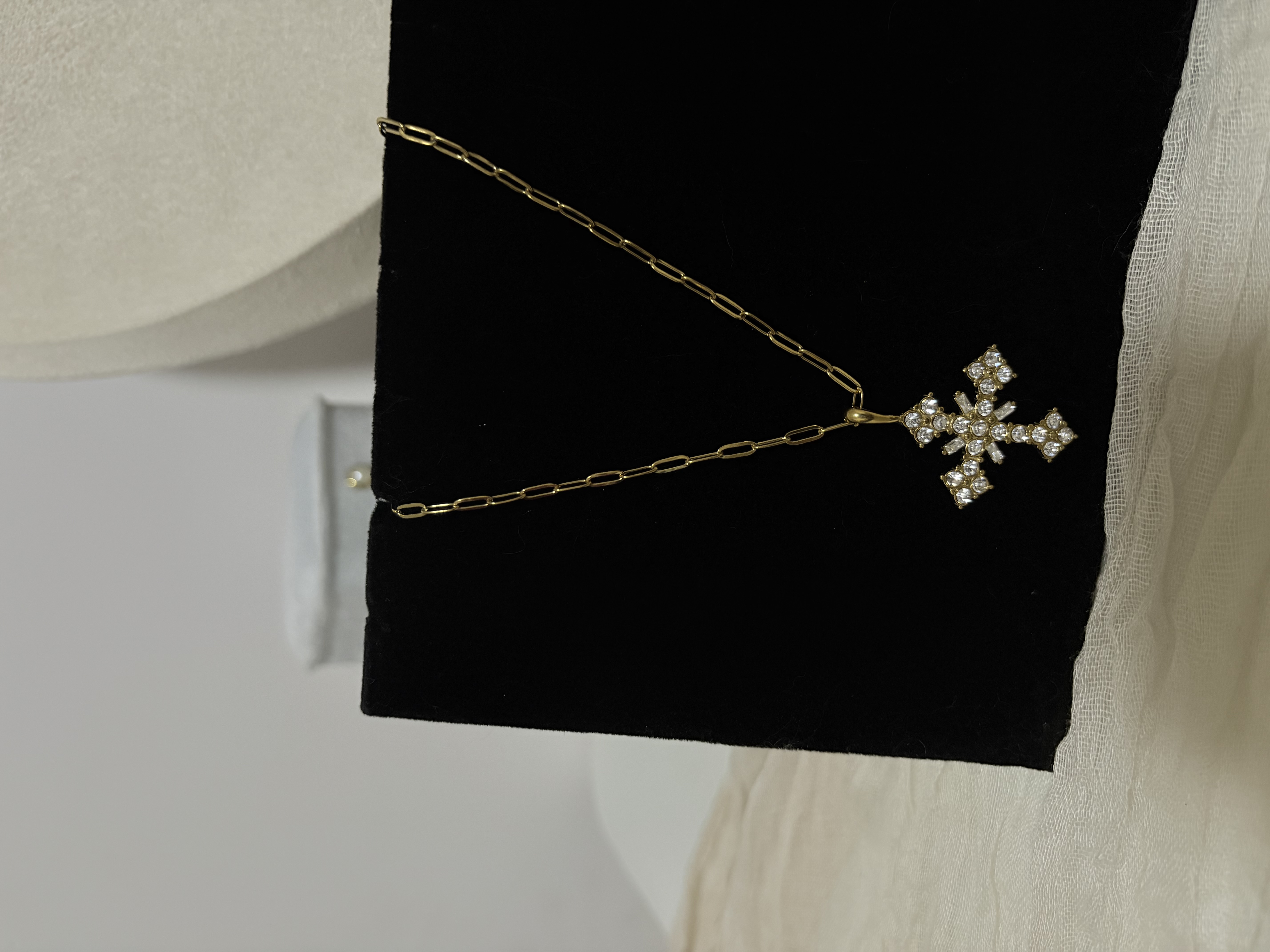 Crystal Cross Gold Necklace | สร้อยคอจี้ไม้กางเขนคริสตัลสีทอง
