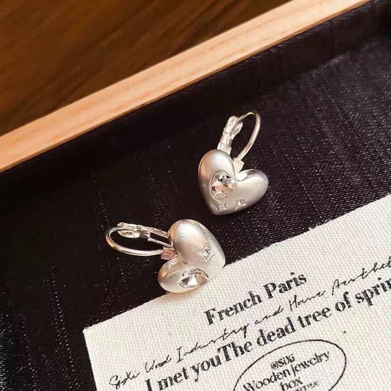 Silver Crystal Heart Earrings | ต่างหูหัวใจคริสตัลสีเงิน