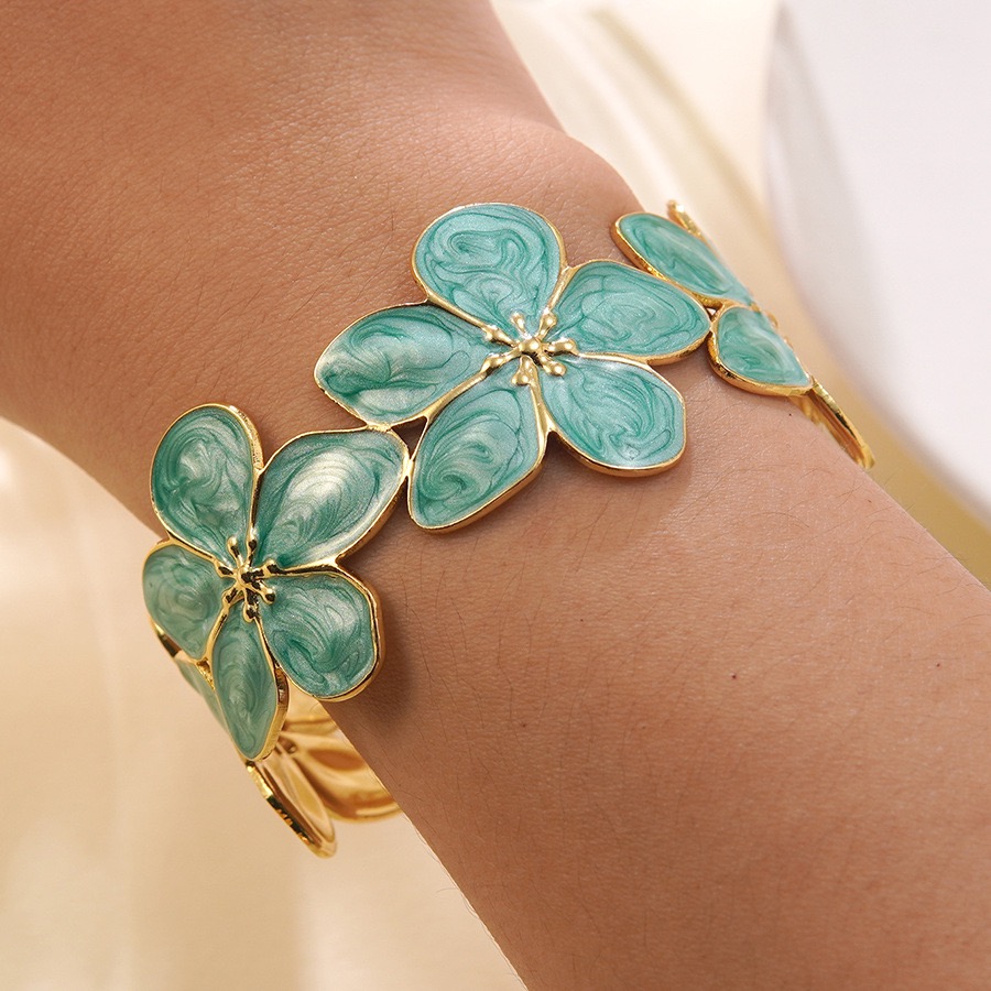 Emerald Bloom Cuff Bracelet | กำไลข้อมือดอกไม้สีเขียวมรกต