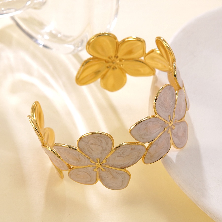 กำไลสแตนเลสดอกไม้สีครีม | Ivory Bloom Stainless Steel Floral Cuff Bracelet