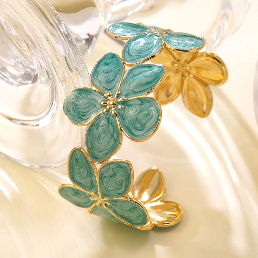 Emerald Bloom Cuff Bracelet | กำไลข้อมือดอกไม้สีเขียวมรกต — 3
