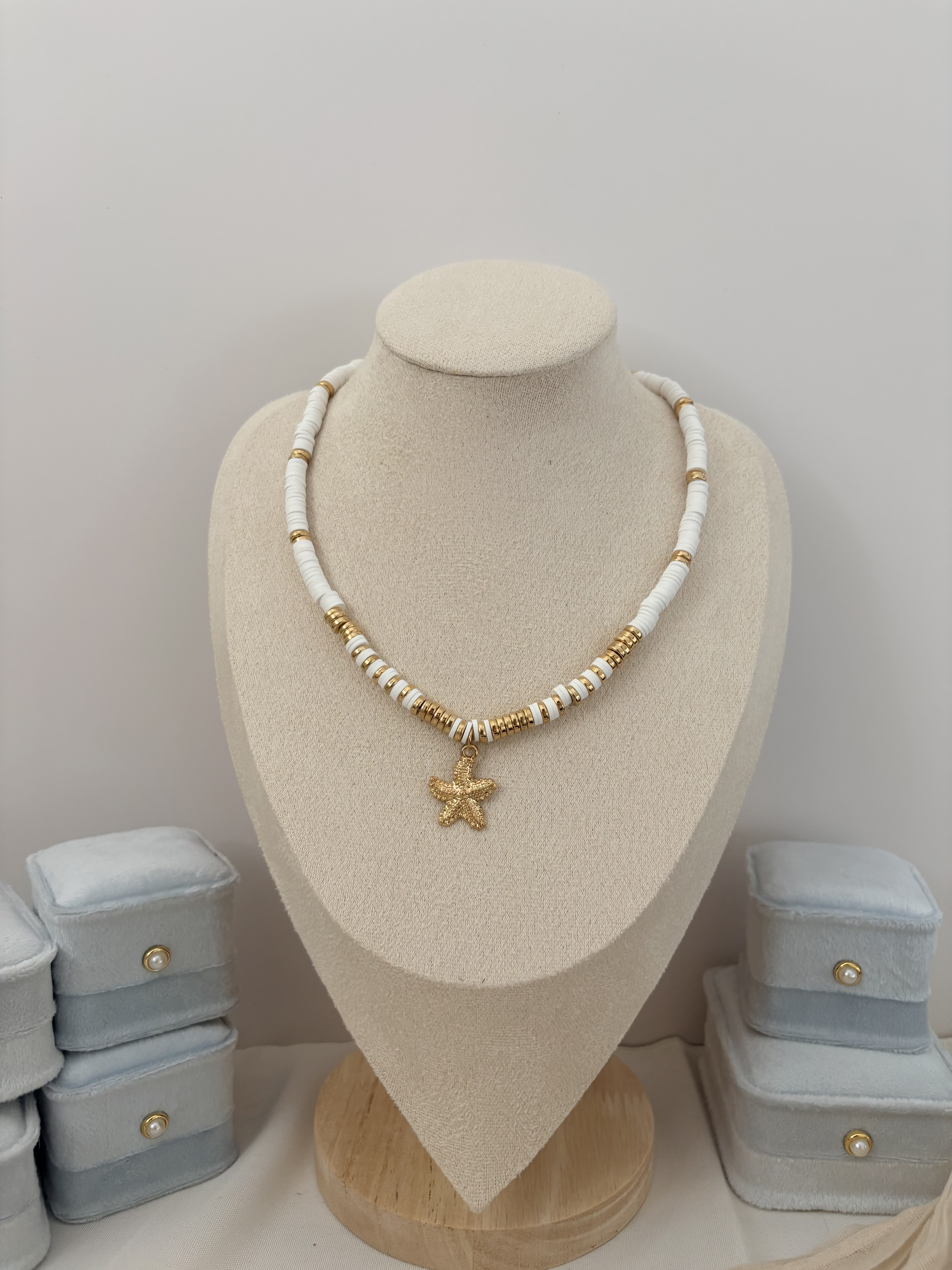 สร้อยคอลูกปัดขาวจี้ปลาดาวสีทอง | Golden Starfish Beaded Necklace