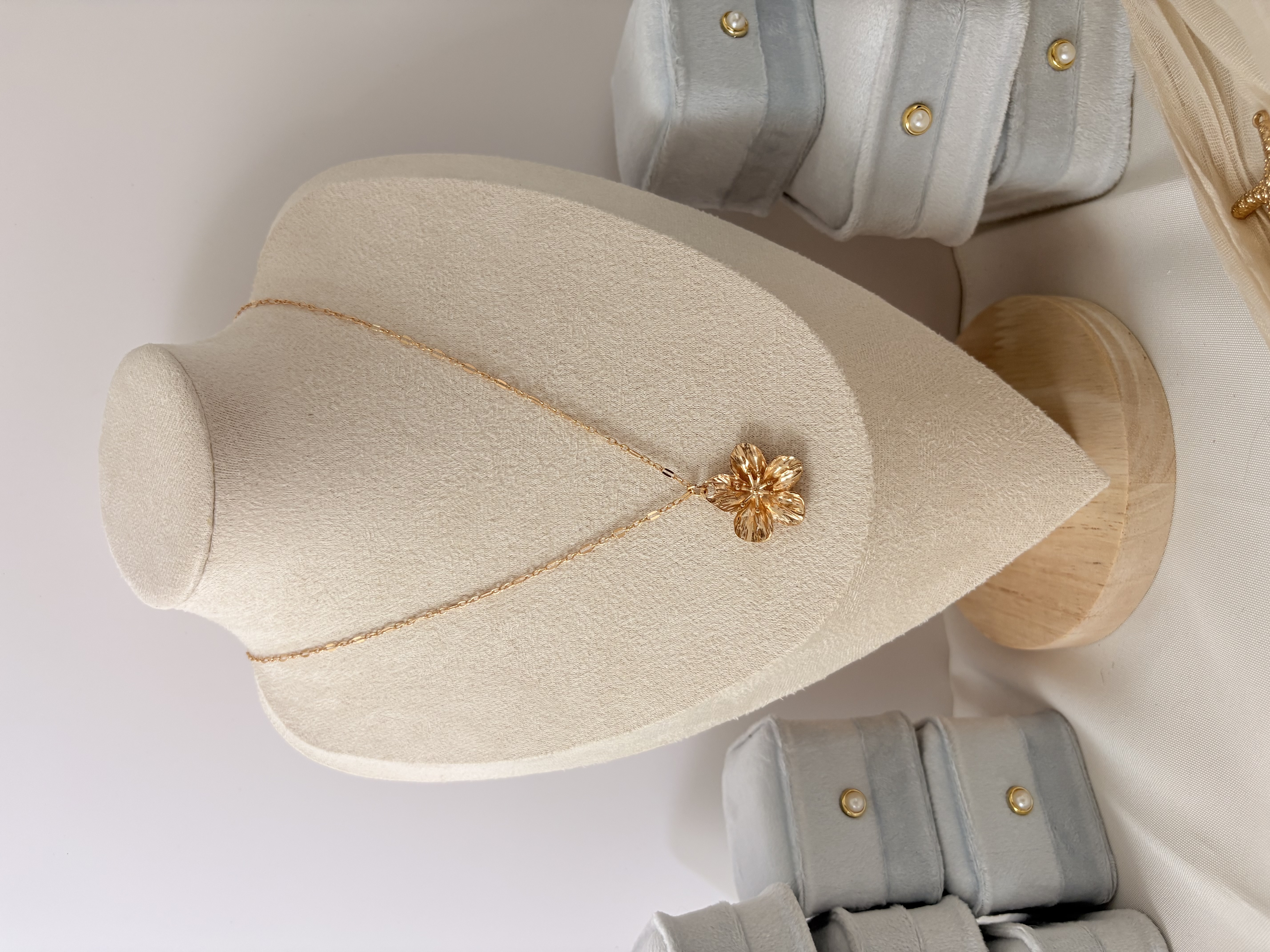 สร้อยคอดอกไม้สีทอง | Golden Bloom Flower Necklace