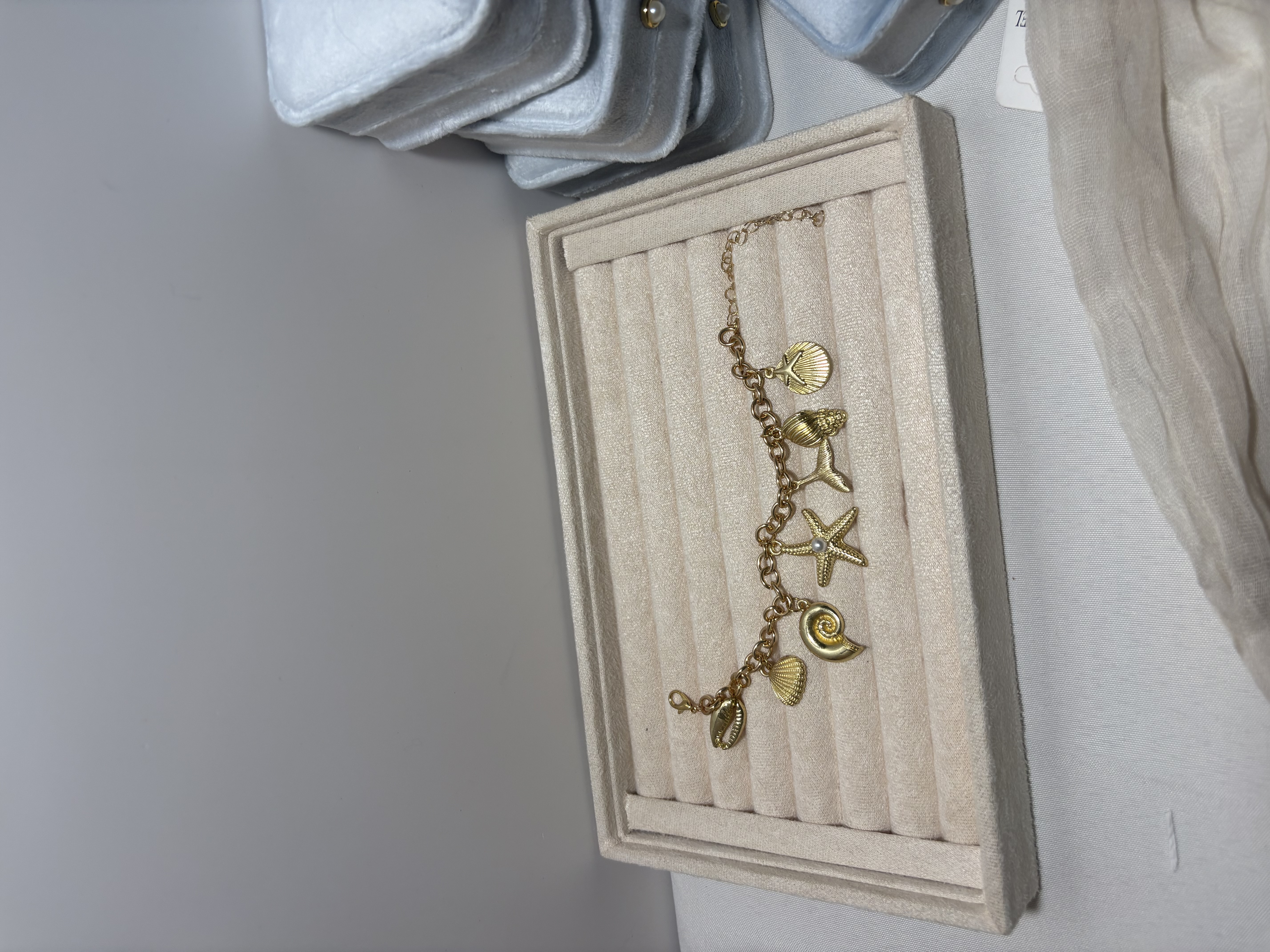 Golden Seashell Charm Bracelet | กำไลข้อมือชาร์มเปลือกหอยสีทอง — 2