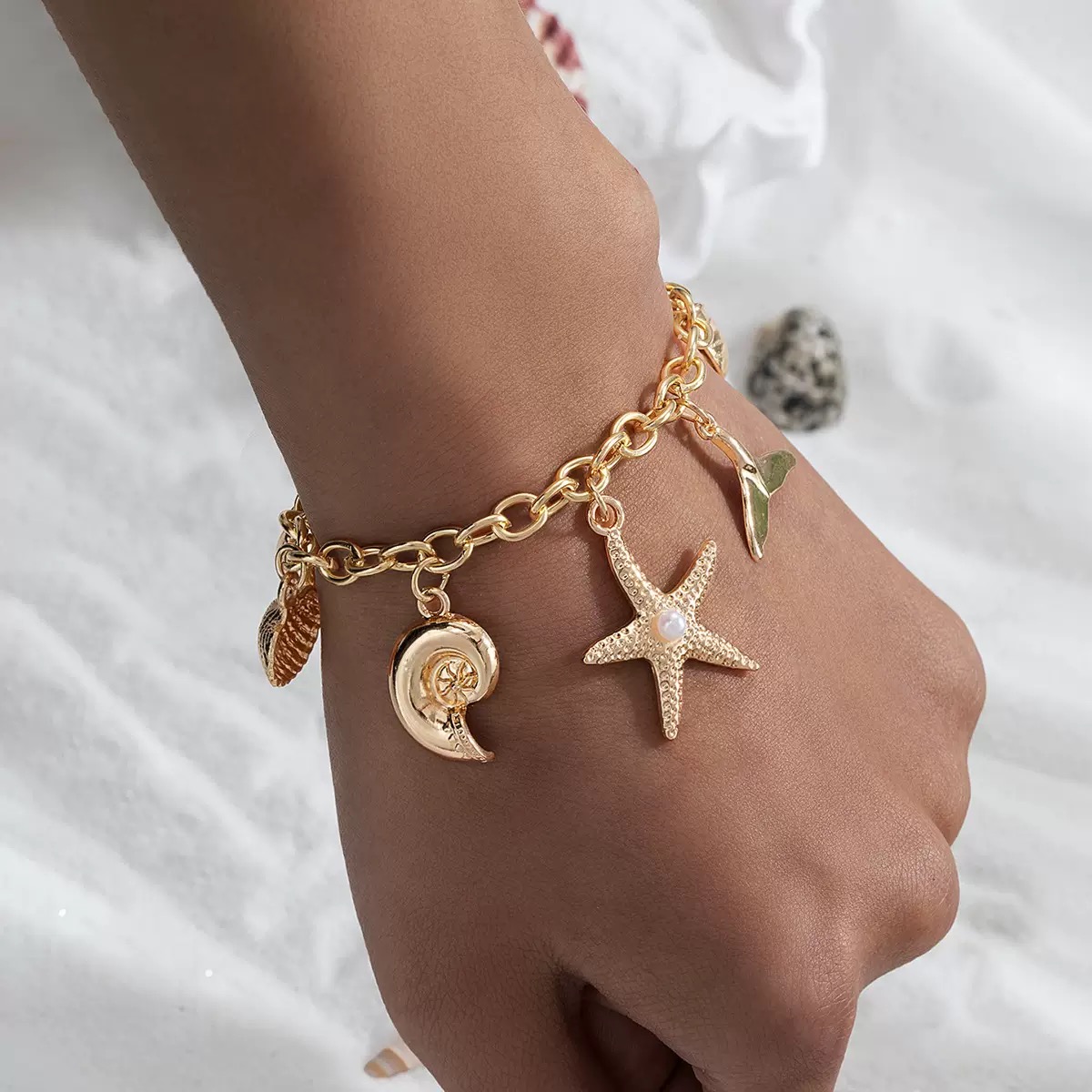Golden Seashell Charm Bracelet | กำไลข้อมือชาร์มเปลือกหอยสีทอง